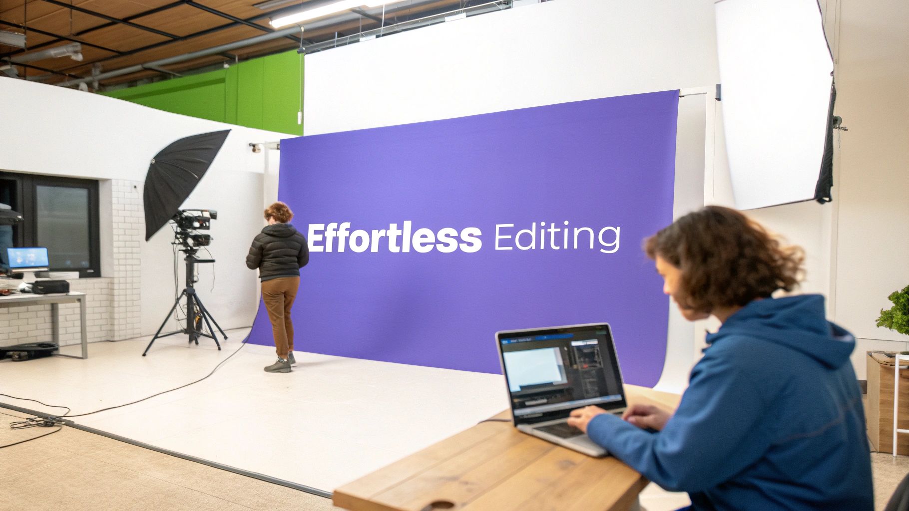 Eine Person, die an einem Laptop arbeitet und ein Bildbearbeitungsprogramm geöffnet hat